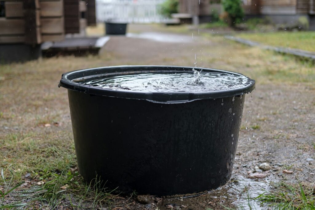 Vand i kælder efter regn? Lad FugtTjeks skadeservice hjælpe dig nu